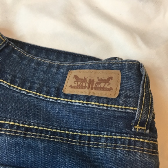 Women’s Levi’s Dark Washed Capris Pants - Picture 8 of 14
